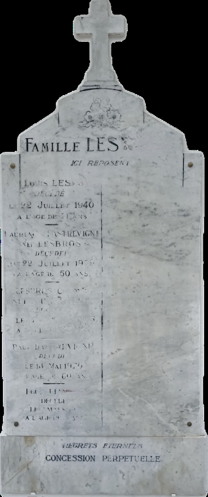 Avant restauration – monument funéraire, inscriptions décolorées